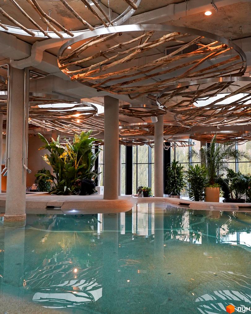 Апарт-комплекс Mountain Residence з басейном та зеленню. Інтер'єр з натуральними елементами та великими вікнами.