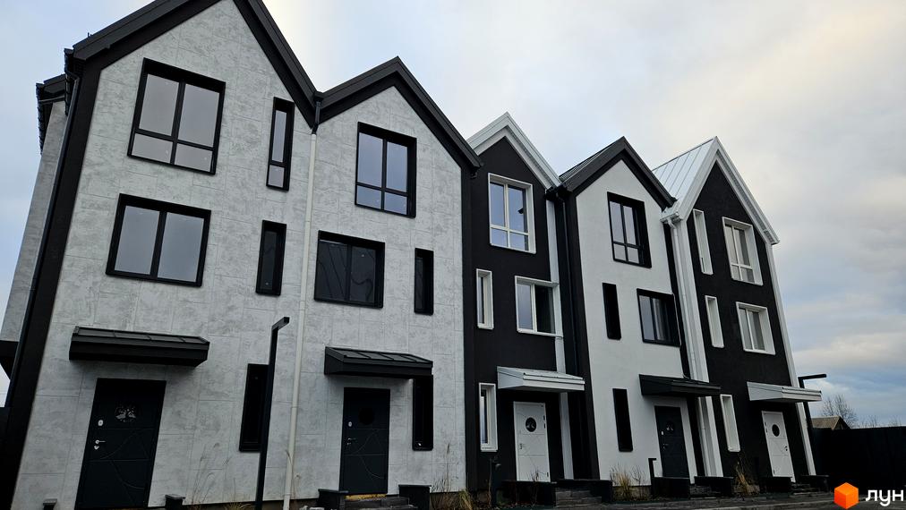 Таунхаус New Smart 15 з чорно-білими фасадами та великими вікнами. Сучасна архітектура новобудови.