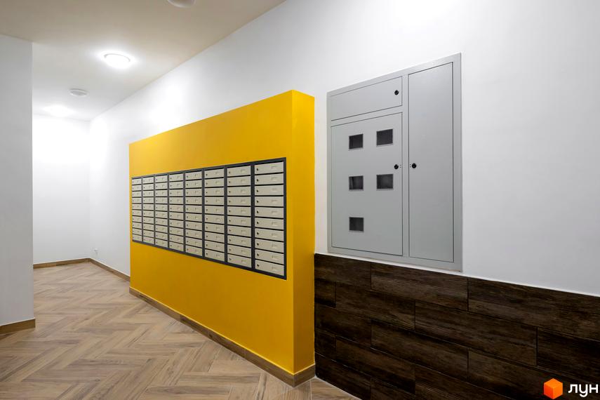 Житловий комплекс Lystopad: яскраві коридори з поштовими відділеннями та функціональними елементами.