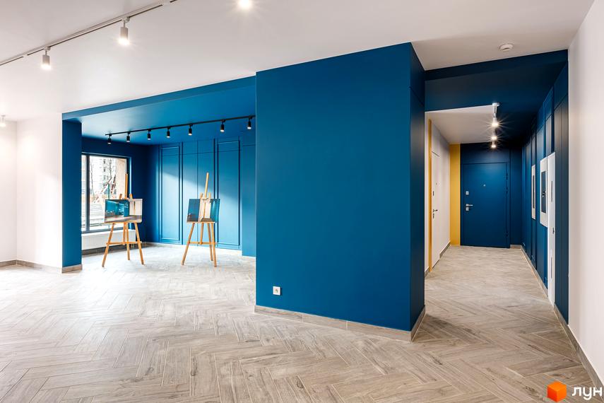 Просторий інтер'єр новобудови HydroPark DeLuxe з синіми стінами, світлою підлогою 
