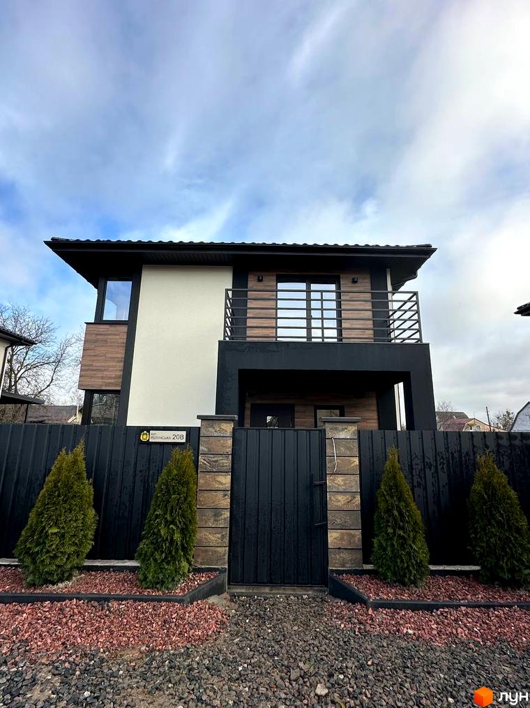 Сучасний двоповерховий будинок з балконом та парканом, розташований на вулиці Яблунська, 20. Навколо будинку висаджені туї та декоративні рослини.