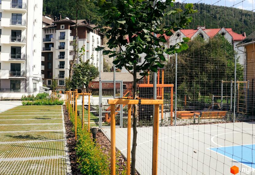 Житловий комплекс Крайобраз: сучасні будівлі та доглянута прибудинкова територія з дитячим майданчиком та парковкою.