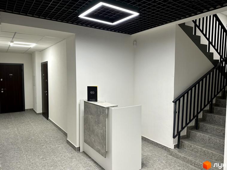 Вхідна група житлового комплексу Всі Свої з рецепцією та сходами. Сучасний дизайн інтер'єру з підсвічуванням.