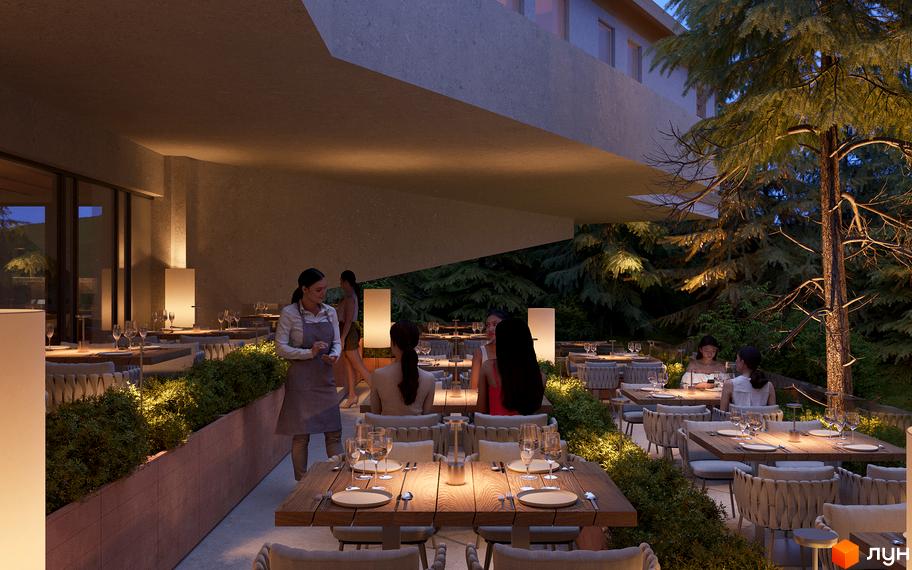 Елегантна тераса ресторану FOMICH TOWN з дерев'яними столами та кріслами, оточена зеленню та деревами, створює затишну атмосферу для відпочинку.