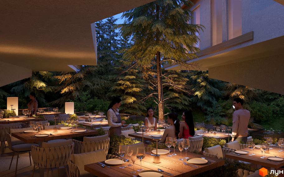 Ресторан на відкритому повітрі в оточенні дерев. Затишні столики з приборами та келихами, освітлені лампою. На задньому плані видно людей, що вечеряють.