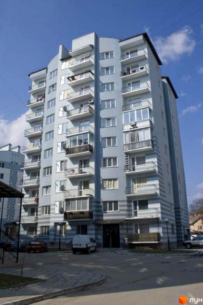 Зображення багатоповерхового будинку на вулиці Чорноти. На передньому плані видно прибудинкову територію з тротуарами та зеленими насадженнями.