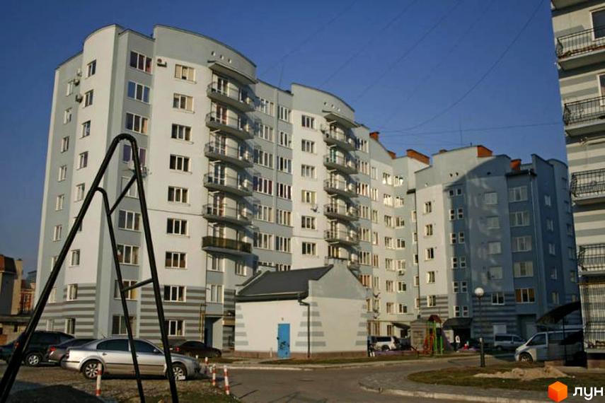 Зображення фасаду Житлового комплексу на вулиці Чорноти. Багатоповерхова будівля з великою прибудинковою територією.