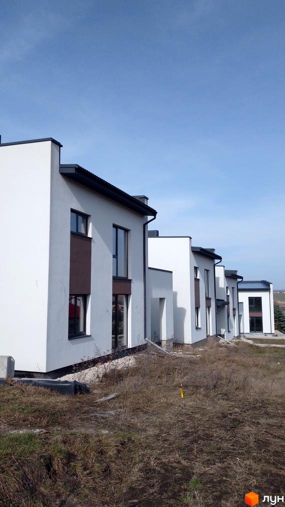 Зовнішній вигляд будинків житлового комплексу на вул. Вербицького. Територія навколо будинків потребує облаштування.