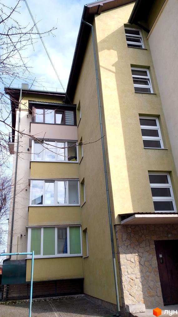 Будинок на вул. Новий Світ, 17а, з балконами та вікнами. Біля будинку розташована прибудинкова територія з елементами благоустрою.