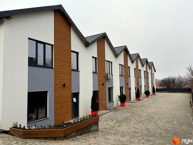 Таунхауси Klever House – це двоповерхові будинки з білою та сірою штукатуркою, дерев'яними елементами та темним дахом. Перед будинками розташований вимощений плиткою двір з зеленими насадженнями в червоних горщиках.