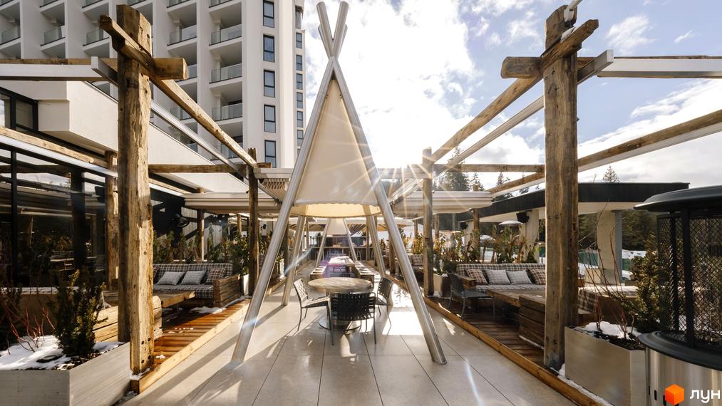 Апарт-комплекс Mountain Residence з терасою та зонами відпочинку. Зовнішній вигляд будівлі та облаштована прибудинкова територія.