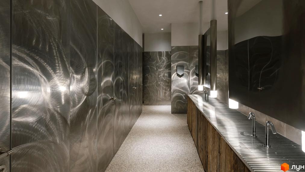 Сучасний дизайн інтер'єру ванної кімнати з металевими панелями та підсвічуванням. Апарт-комплекс Mountain Residence пропонує унікальні рішення для вашого комфорту.