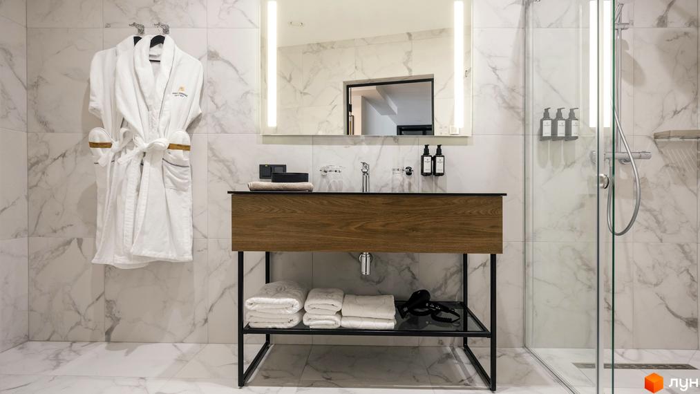 Апарт-комплекс Mountain Residence: Ванна кімната з білою плиткою, душем та меблями з дерева. Сучасний дизайн та комфорт для вашого відпочинку.