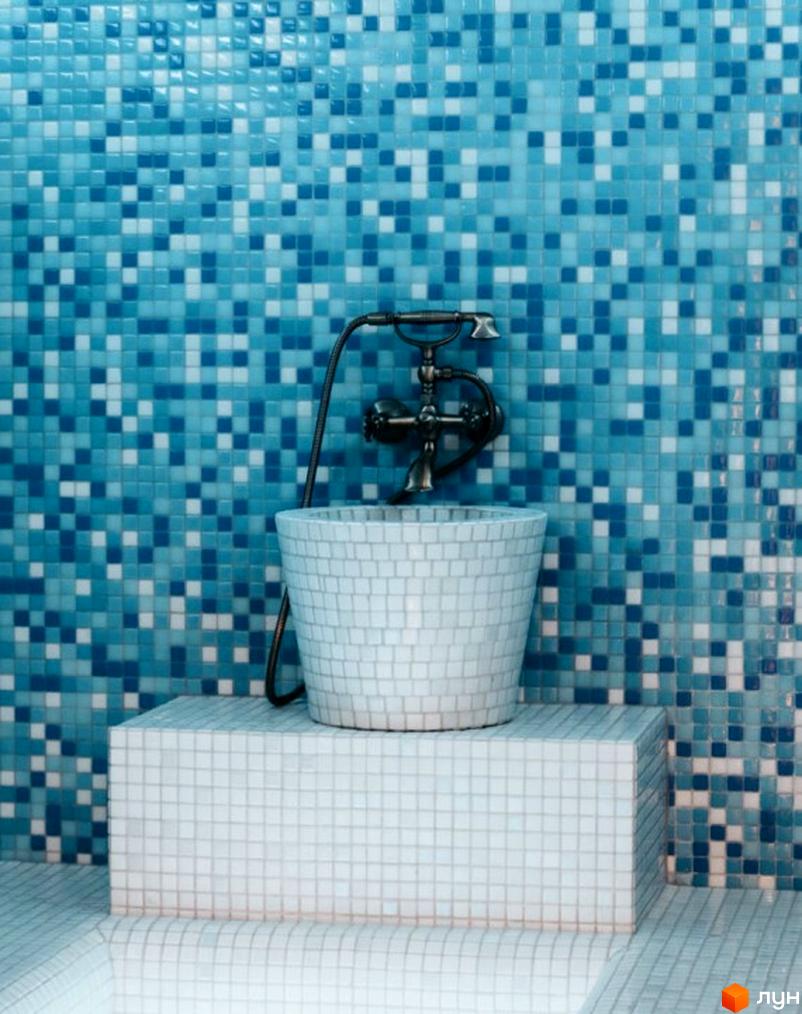 BUKA Apart-Hotel: сучасний дизайн ванної кімнати з плиткою під мозаїку та витонченим змішувачем. Прибудинкова територія оформлена в аналогічному стилі.