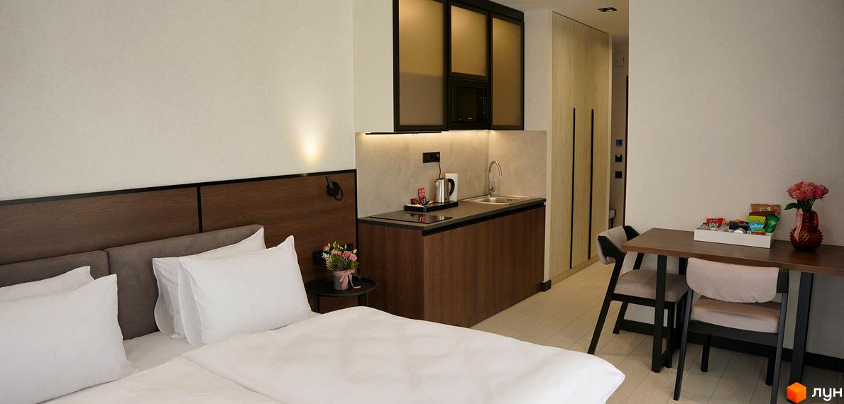 BUKA Apart-Hotel: комфортний номер з двоспальним ліжком, міні-кухнею та обідньою зоною. Ідеальне місце для відпочинку та роботи.