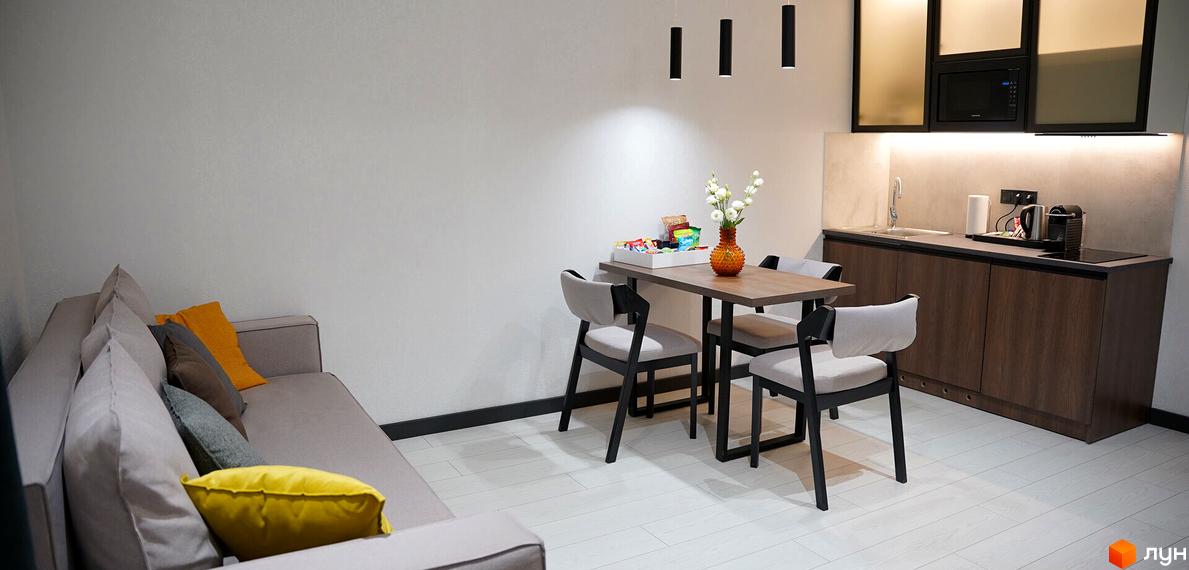 Апартаменти в BUKA Apart-Hotel з диваном, обіднім столом та кухнею. Сучасний дизайн інтер'єру для комфортного проживання.
