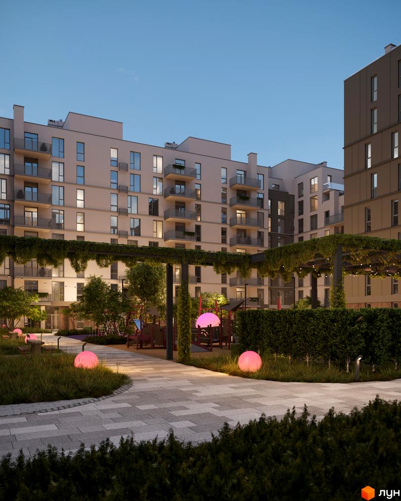 Житловий комплекс ЛЮМ з фасадами світлих кольорів та просторою прибудинковою територією з дитячим майданчиком та зонами відпочинку.