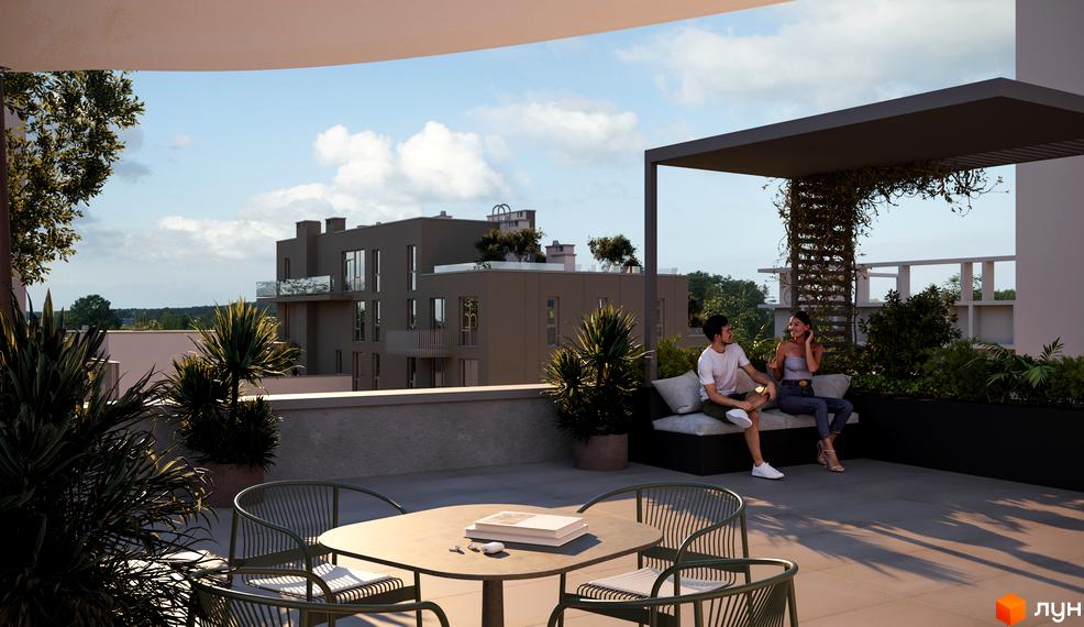 Житловий комплекс ЛЮМ: тераса з меблями та відпочиваючими на фоні багатоповерхового будинку. Сучасна архітектура та зелені насадження.