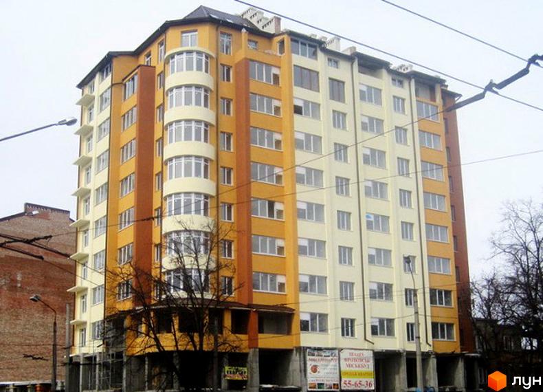 Фото фасаду житлового будинку по вулиці Михайла Мулика (Гаркуші), 35. Багатоповерхова будівля з балконами та великими вікнами.
