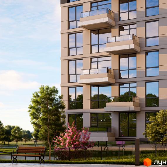 Зовнішній вигляд будинку ЖК AUROOM URBAN з балконами та великими вікнами, прибудинкова територія з лавкою та деревами.