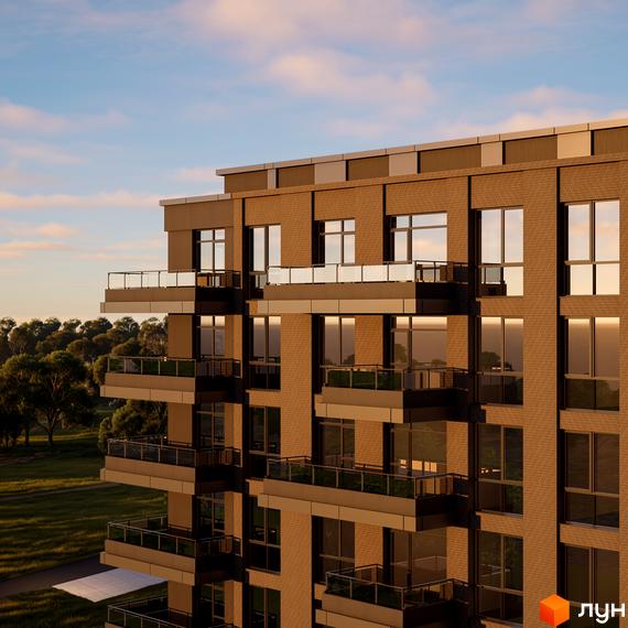 Фасад житлового комплексу AUROOM URBAN з цегляним оздобленням та балконами. Навколо будинку зелена територія з деревами.