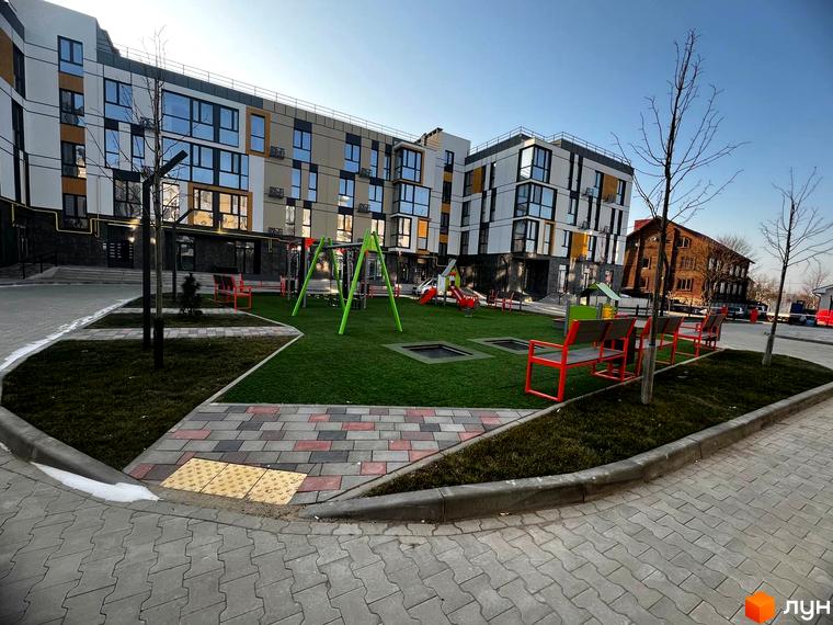Зовнішній вигляд Новобудови U HOME та прибудинкова територія з дитячим майданчиком. Вигляд з тротуару.