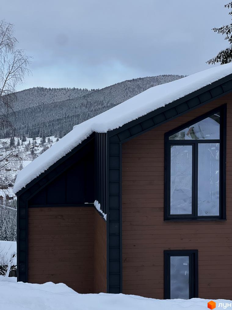 Котеджне містечко GORDO RESIDENCE у зимовому пейзажі з будинком, вкритим снігом, та гірським лісом на фоні.