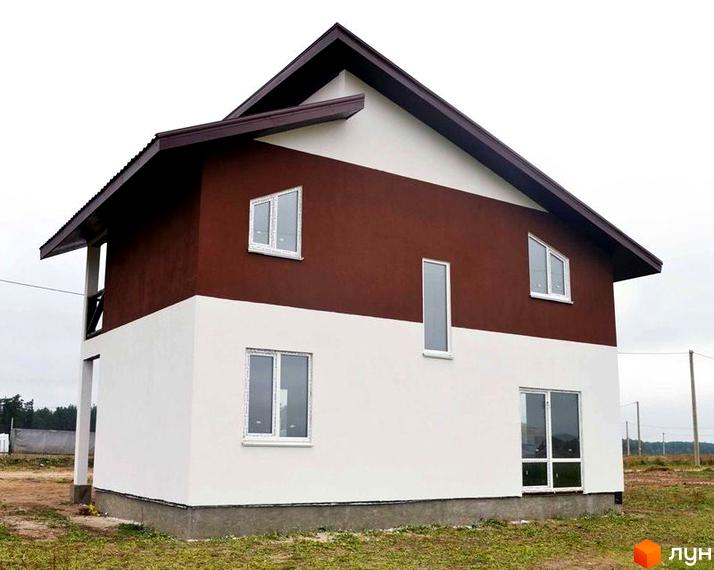 Зображення двоповерхового будинку в Котеджному містечку Святополе. Білий фасад першого поверху, коричневий другого, темний дах.