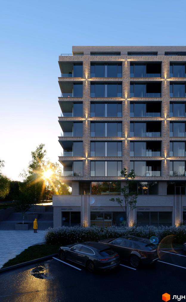 Житловий комплекс MECENAT з цегляним фасадом та великими вікнами, освітлений сонцем. Поруч розташована прибудинкова територія з парковкою та зеленими насадженнями.