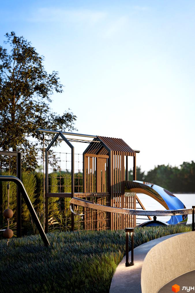 Дитячий майданчик у житловому комплексі КМ The Lake з дерев'яними елементами та гіркою біля водойми. Навколо зелені насадження та доріжка з підсвіткою.