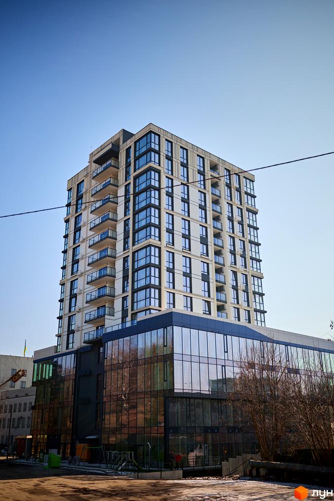 Зображення багатоповерхового будинку в Житловому комплексі SOURENGE. Вигляд фасаду з великими вікнами та балконами.