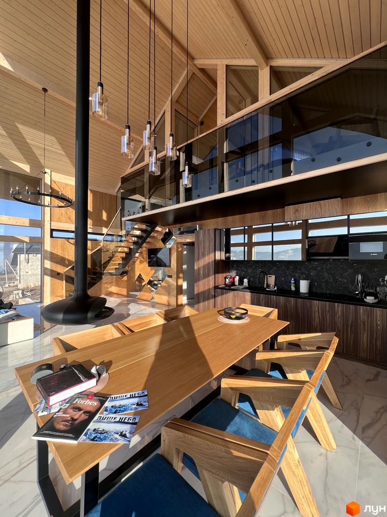 Будинок Котеджного містечка Шале Вище Неба з панорамними вікнами та дерев'яним оздобленням, розташований серед природного ландшафту.