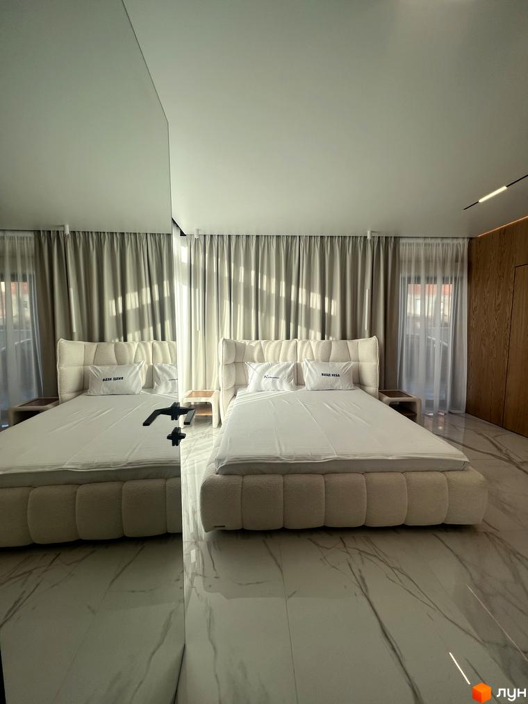 Спальня в Котеджному комплексі Шале Вище Неба з великим ліжком, світлими шторами та мармуровою підлогою. Приміщення освітлене природним світлом.