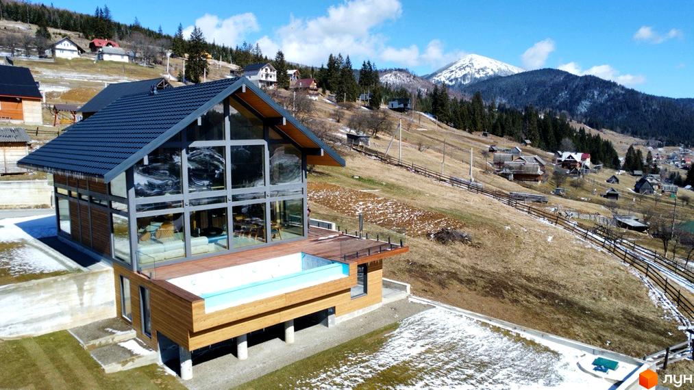 Будинок з панорамними вікнами та басейном у Містечку котеджів Шале Вище Неба, розташований на тлі гірського пейзажу.