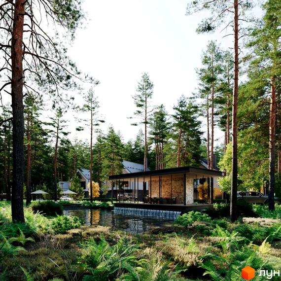 Будинок з панорамними вікнами та кам'яними стінами, розташований над водоймою в Котеджному містечку Green Village. Навколо сосновий ліс та густа зелена рослинність.