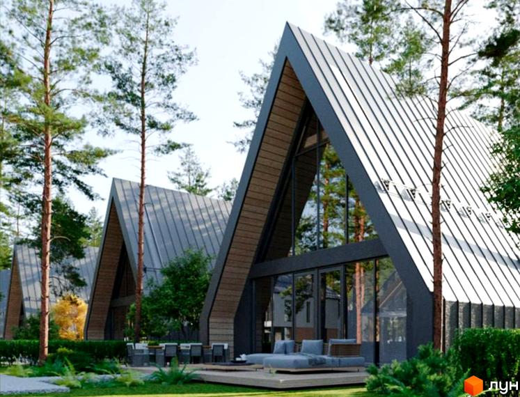 Котеджне містечко Green Village: будинки з великими вікнами та металевим дахом, тераса з диванами, газон та дерева навколо.