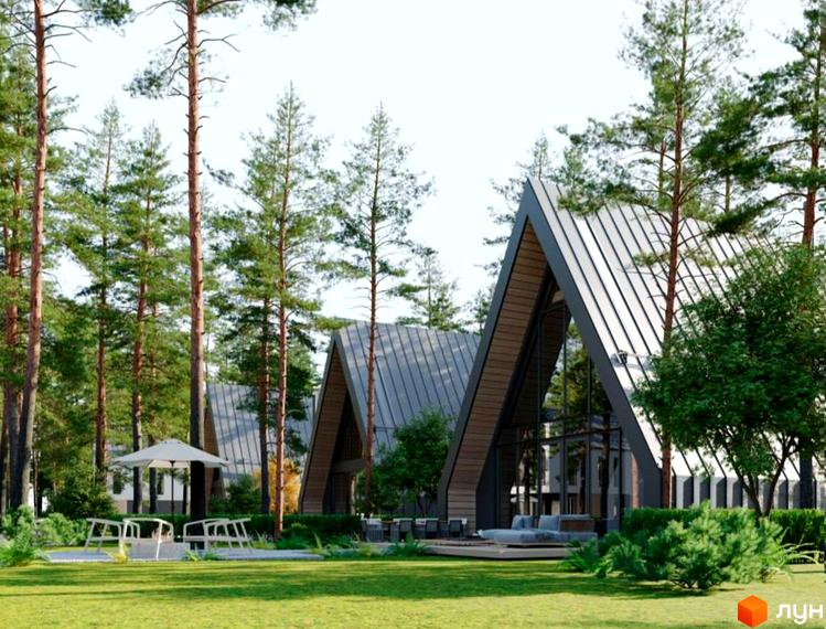 Котеджне містечко Green Village: будинки з трикутними дахами та скляними фасадами серед сосен, з зеленим газоном та зонами відпочинку.