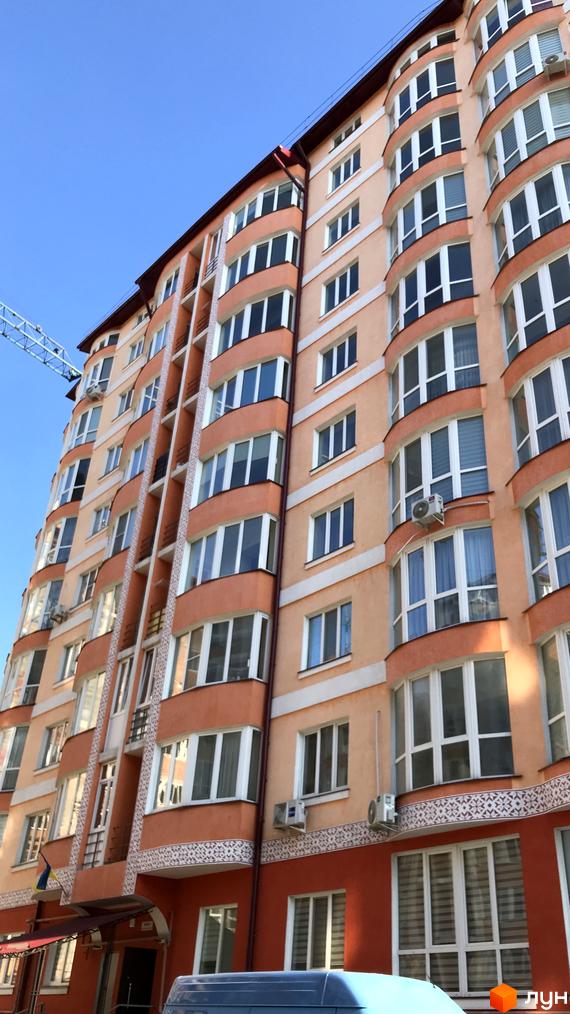 Фасад багатоповерхового будинку з панорамними вікнами та балконами. Житловий комплекс на вул. Героїв Майдану, 53, Чернівці.