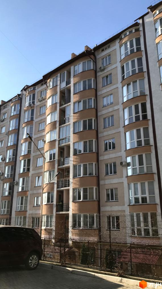 Фасад житлового комплексу на Героїв Майдану, 53. Багатоповерховий будинок з балконами та великими вікнами. Перед будинком розташована огорожа та прибудинкова територія.