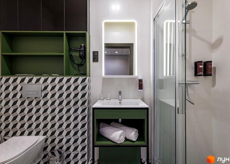 Ванна кімната в Апарт-комплекс Kristal Plaza: душова кабіна, раковина, дзеркало з підсвічуванням та геометричні плитки.
