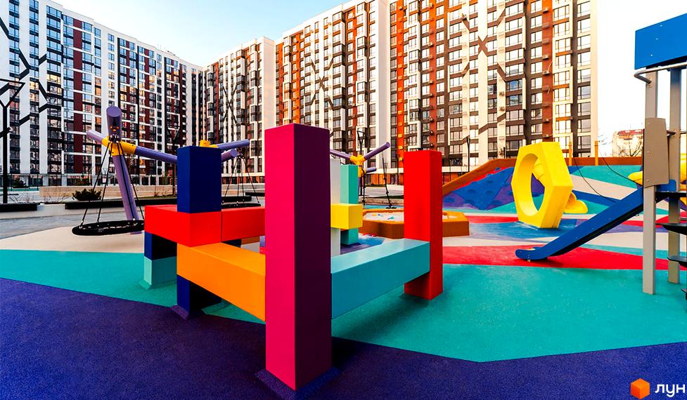Житловий район Manhattan: сучасні багатоповерхові будинки з яскравим дитячим майданчиком. Територія комплексу облаштована безпечним покриттям та різнокольоровими ігровими елементами.