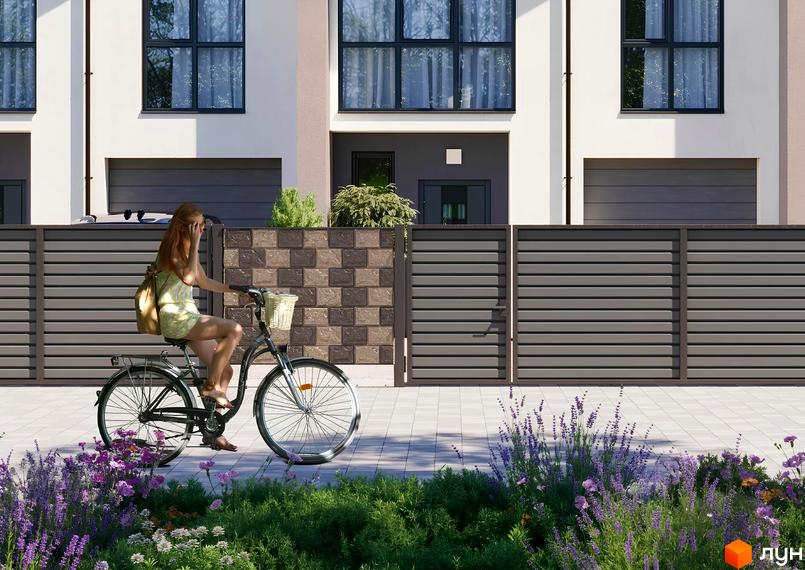 Таунхауси WEST TOWN XIII з білими фасадами, темними вікнами та гаражами. Перед будинками огорожа, бруківка та клумби з квітами.