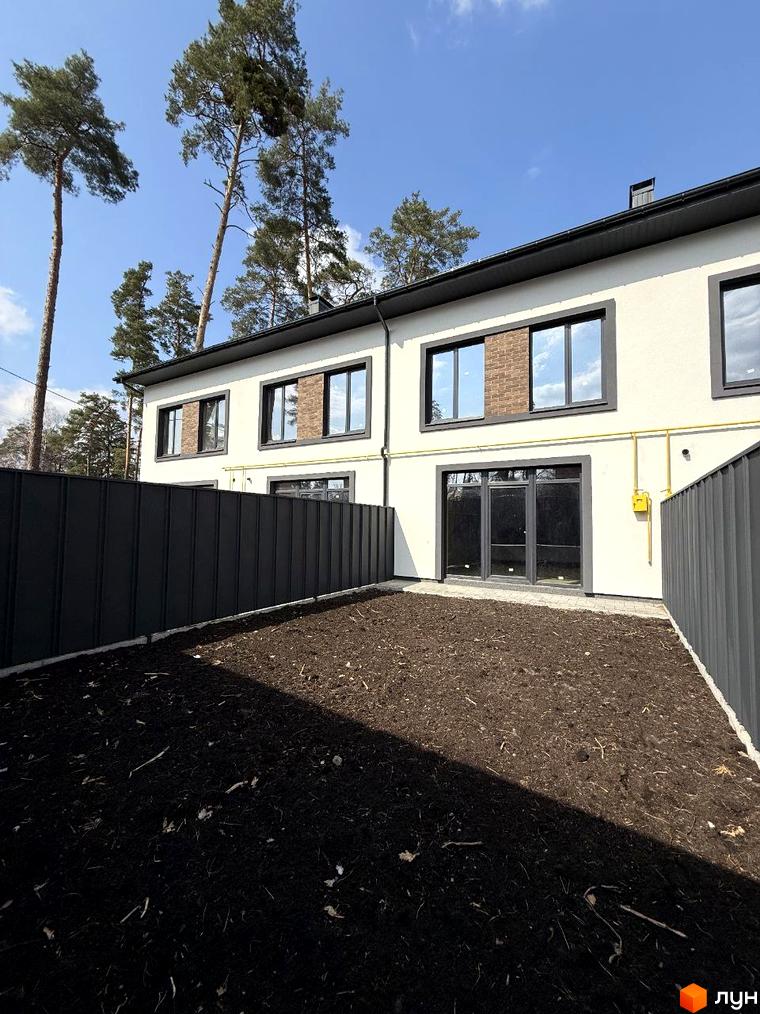 Зовнішній вигляд будинку на вулиці Павленка, 35. На прибудинковій території видно землю, підготовлену для озеленення.