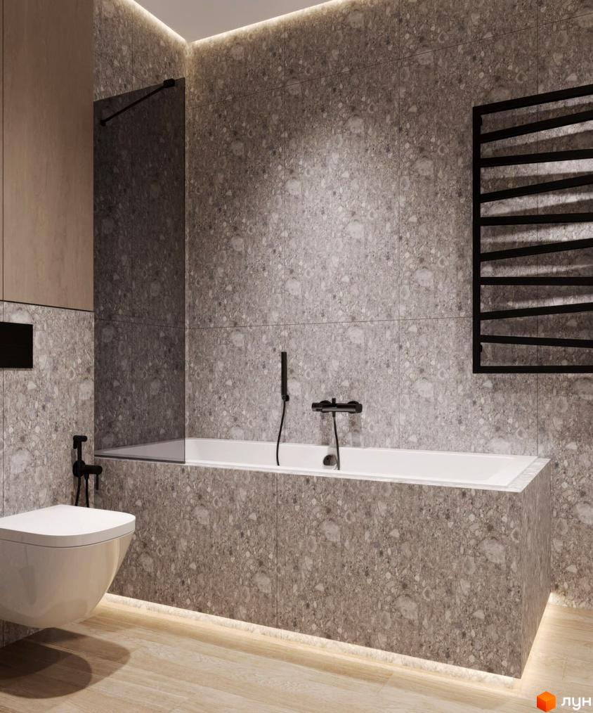 Сучасний дизайн ванної кімнати з великою ванною, підвісним унітазом та стильним змішувачем. Оздоблення стін під мармур додає елегантності.