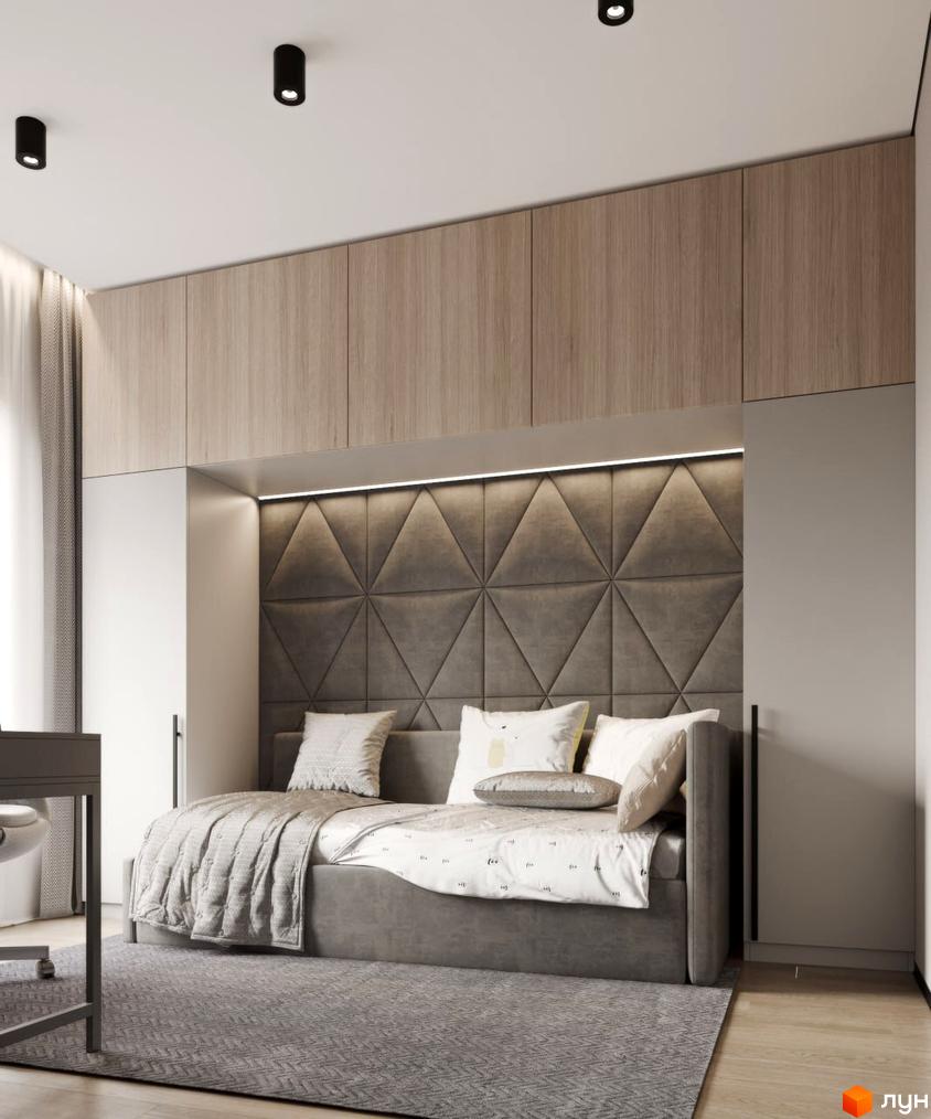 Дизайн спальні в житловому комплексі КМ VIVA-CHERNIVTSI з акцентом на комфорт та функціональність. М'яке узголів'я ліжка та приховане освітлення створюють затишну атмосферу.