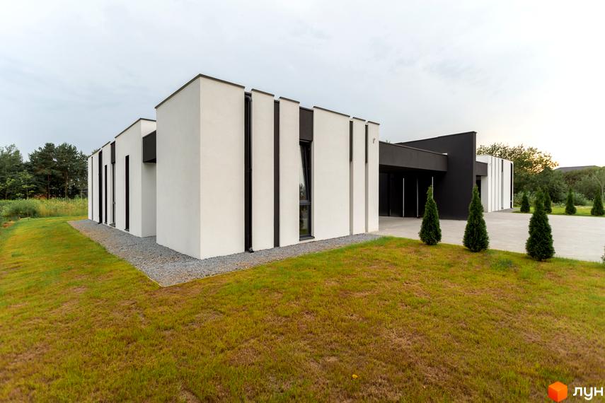 Зовнішній вигляд будинку в Житловому комплексі Duplex Comfort House. Навколо будинку газон та невеликі дерева.