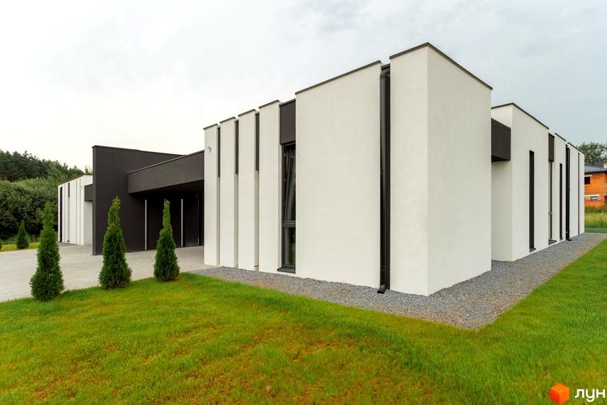 Duplex Comfort House - новобудова з білою та сірою фасадною обробкою, вертикальними елементами та зеленим газоном. На території розташовані туї та доріжка.