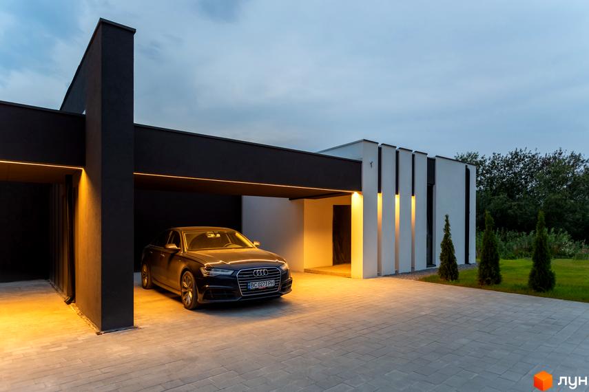 Duplex Comfort House - новобудова з сучасним дизайном та автомобілем біля входу. Прибудинкова територія з бруківкою та зеленими насадженнями.