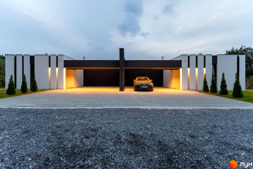 Зовнішній вигляд Duplex Comfort House з автомобілем на подвір'ї. Двоповерховий будинок з гаражем та ландшафтним дизайном.