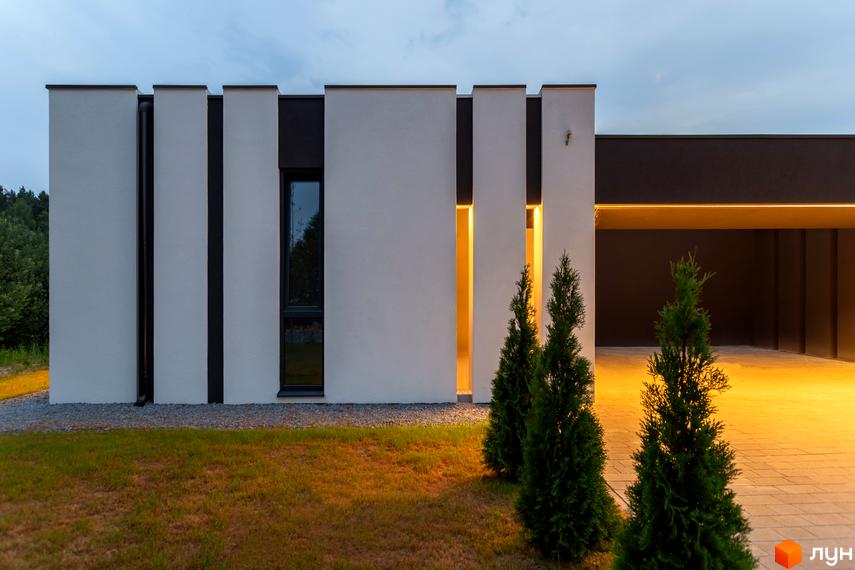 Зовнішній вигляд Duplex Comfort House. Двоповерховий будинок з великими вікнами та газоном перед ним.